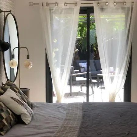 Lola Au Centre-ville De 4*
